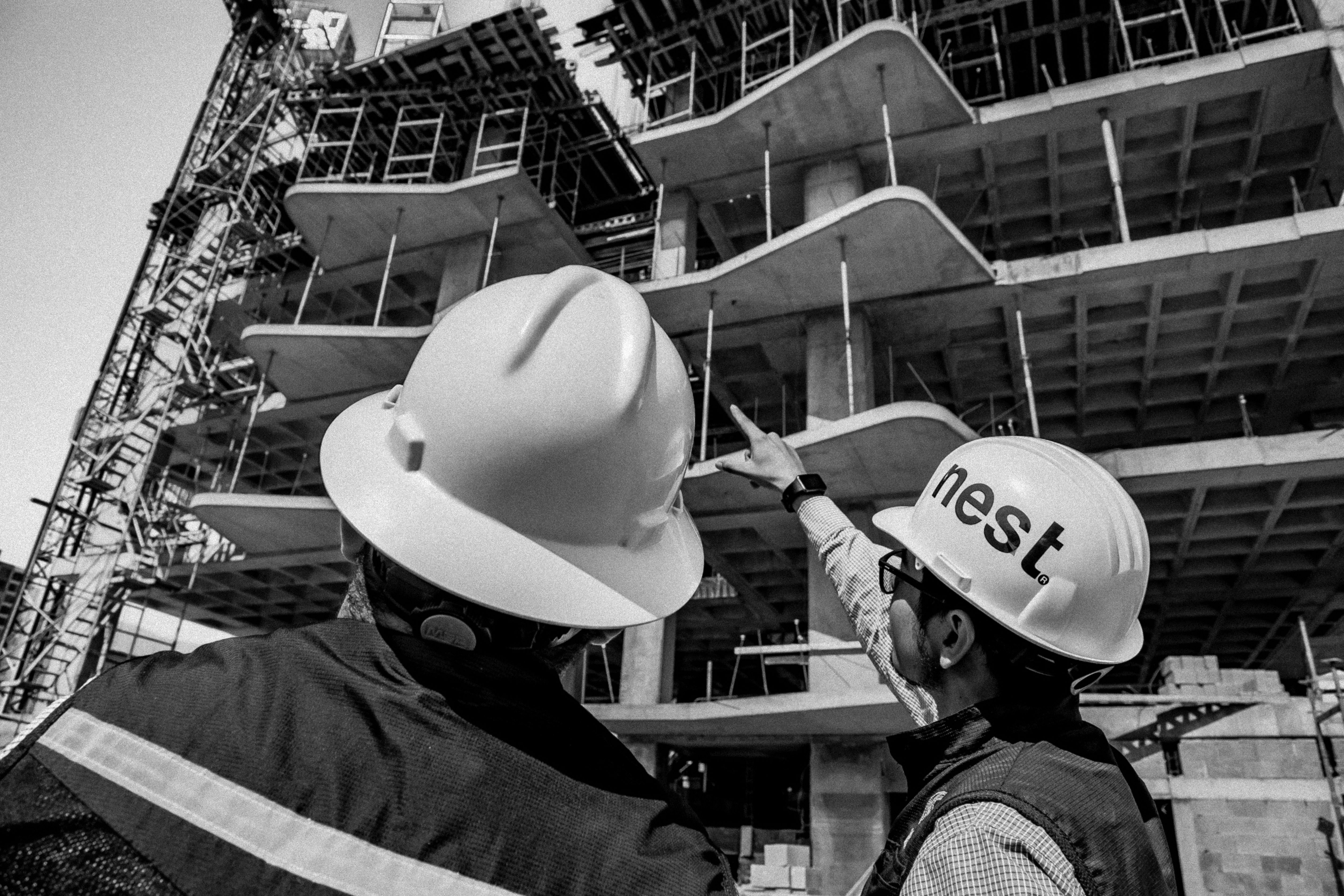 Equipo de construcción de nest en obra